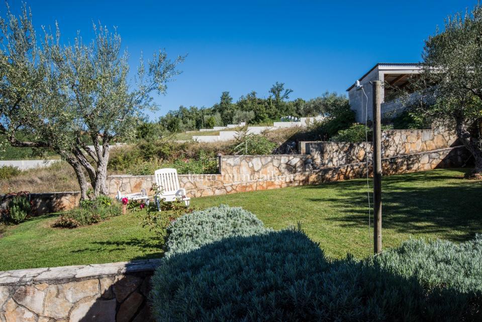 Enonadstropna hiša z vrtom in panoramskim pogledom na morje - Poreč