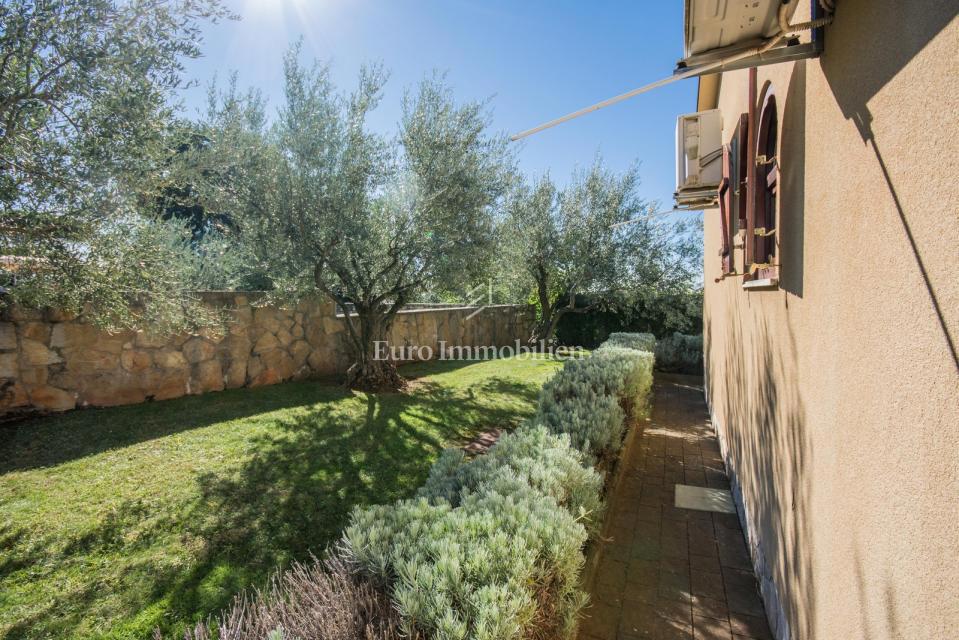 Enonadstropna hiša z vrtom in panoramskim pogledom na morje - Poreč