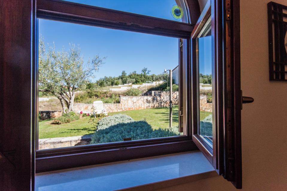 Enonadstropna hiša z vrtom in panoramskim pogledom na morje - Poreč