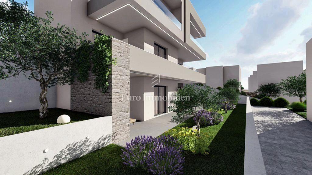 Tisno, luksuzno stanovanje v drugi vrsti do morja