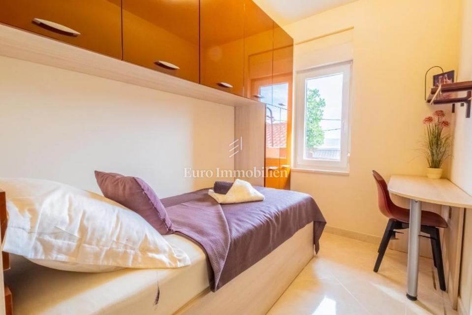 Novi Vinodolski - hiša s tremi stanovanjskimi enotami