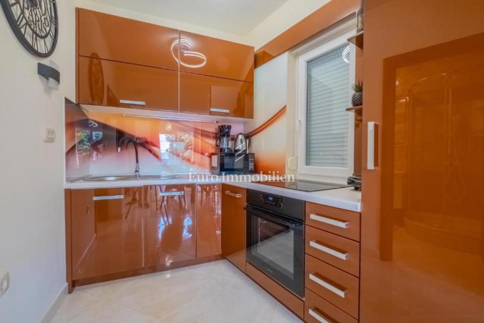 Novi Vinodolski - hiša s tremi stanovanjskimi enotami