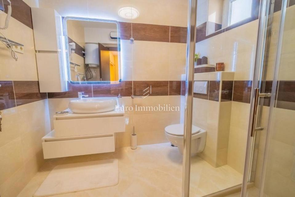 Novi Vinodolski - hiša s tremi stanovanjskimi enotami