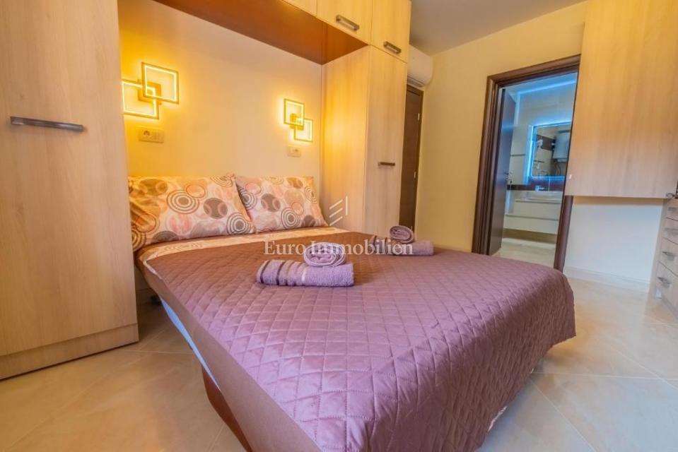 Novi Vinodolski - hiša s tremi stanovanjskimi enotami