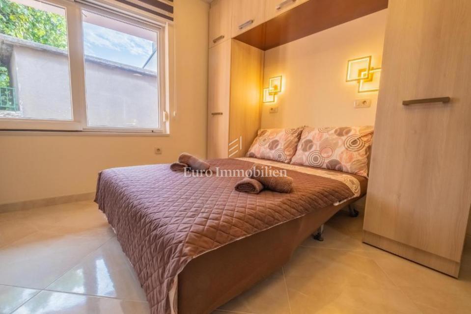 Novi Vinodolski - hiša s tremi stanovanjskimi enotami