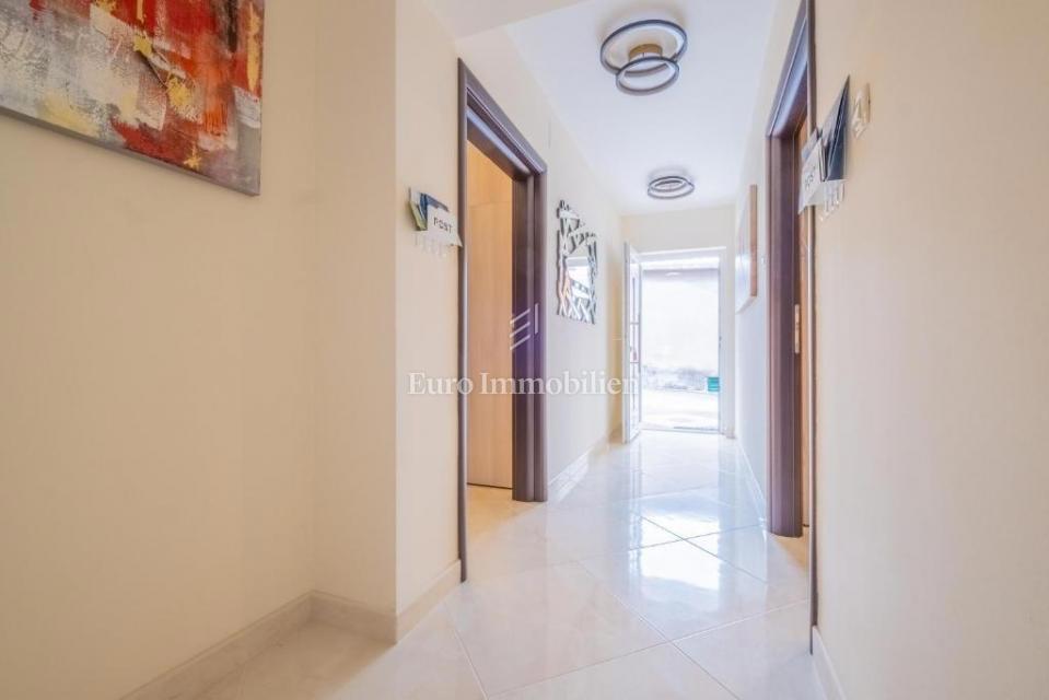 Novi Vinodolski - hiša s tremi stanovanjskimi enotami