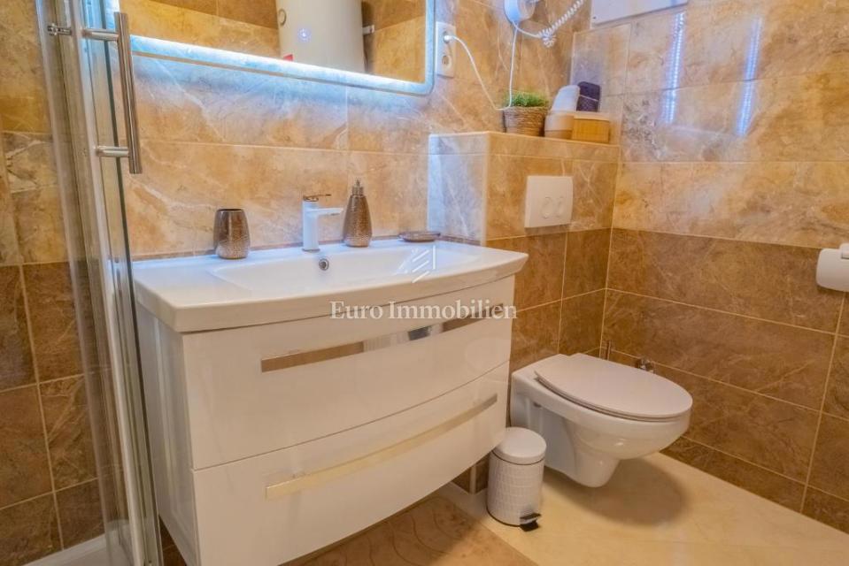 Novi Vinodolski - hiša s tremi stanovanjskimi enotami