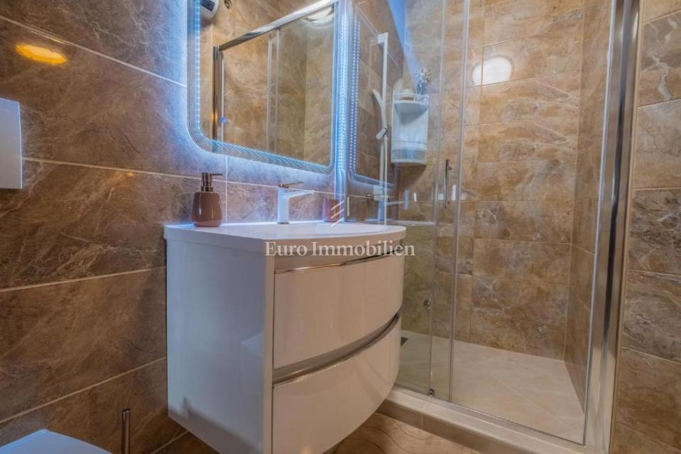 Novi Vinodolski - hiša s tremi stanovanjskimi enotami