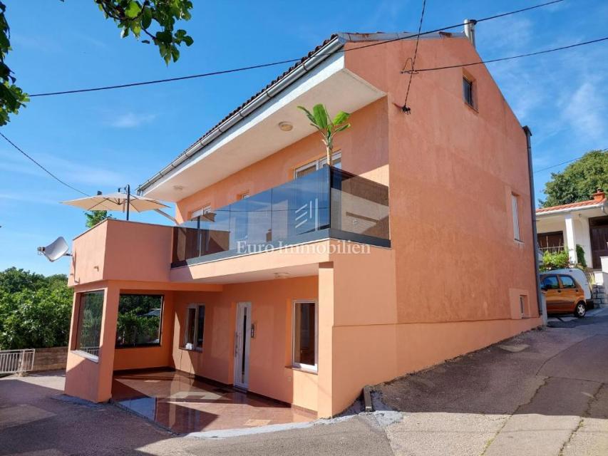 Novi Vinodolski - hiša s tremi stanovanjskimi enotami