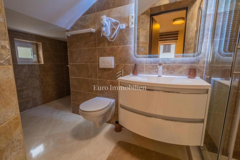 Novi Vinodolski - hiša s tremi stanovanjskimi enotami