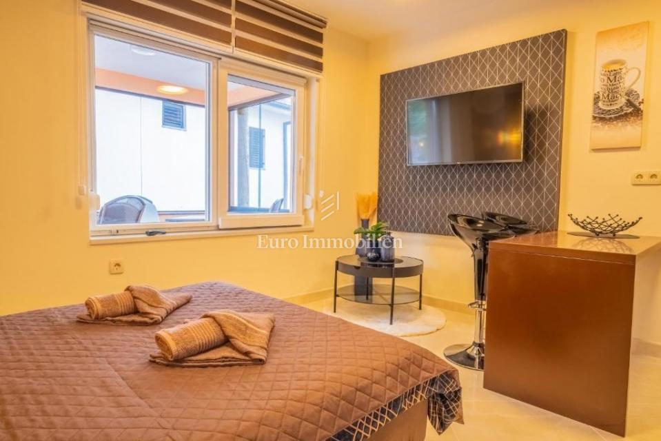 Novi Vinodolski - hiša s tremi stanovanjskimi enotami