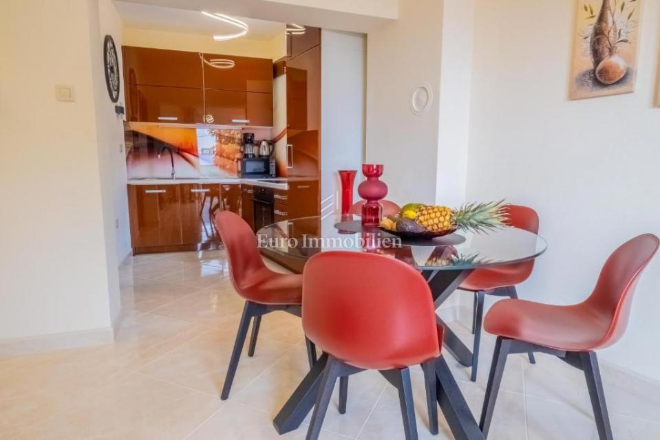 Novi Vinodolski - hiša s tremi stanovanjskimi enotami