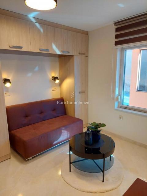 Novi Vinodolski - hiša s tremi stanovanjskimi enotami