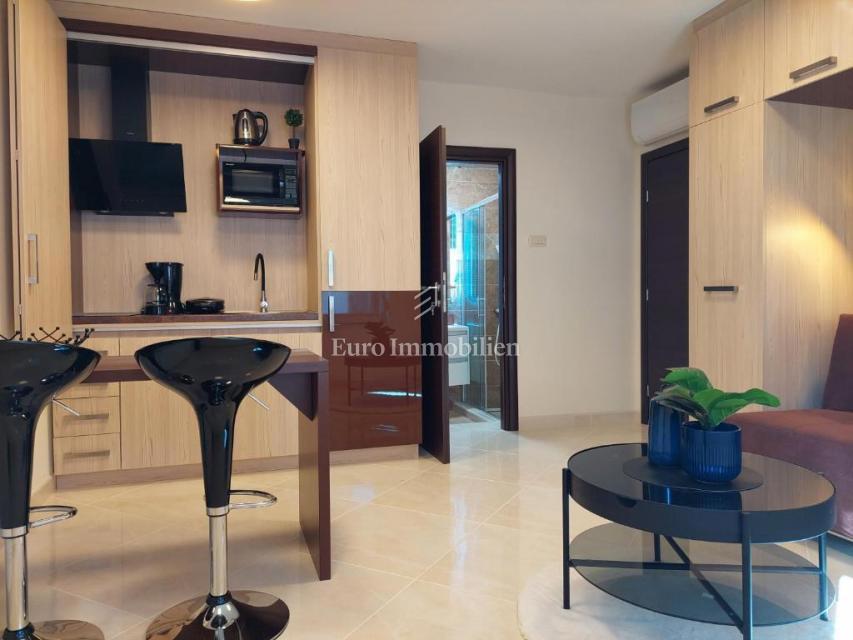 Novi Vinodolski - hiša s tremi stanovanjskimi enotami