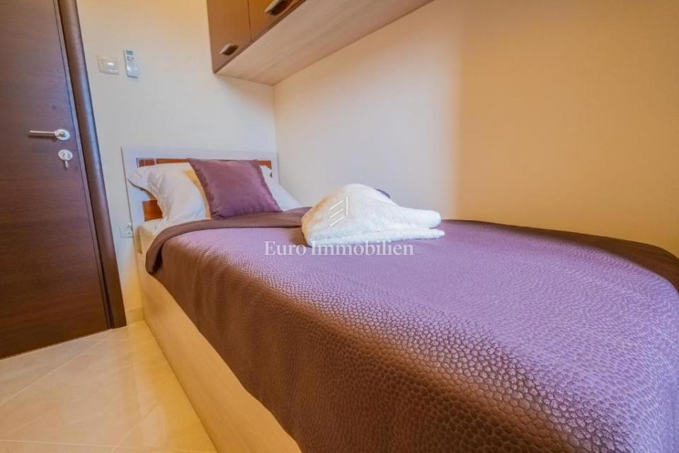 Novi Vinodolski - hiša s tremi stanovanjskimi enotami