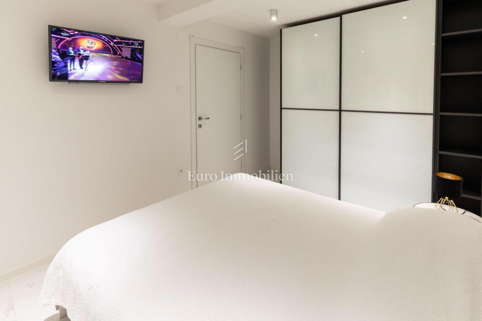 Crikvenica - hiša s 4 apartmaji in pogledom na morje