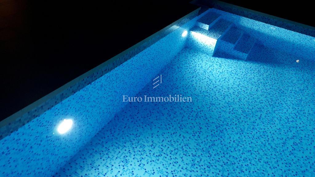 Crikvenica - hiša s 4 apartmaji in pogledom na morje