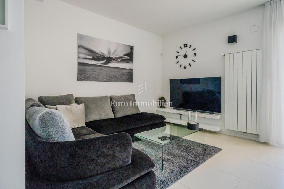 Crikvenica - hiša s 4 apartmaji in pogledom na morje