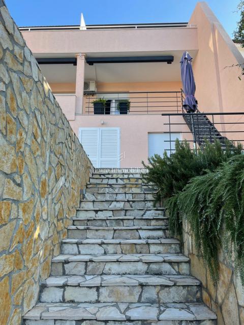 Crikvenica - hiša s 4 apartmaji in pogledom na morje