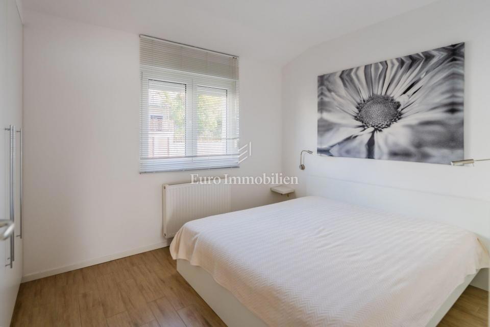 Crikvenica - hiša s 4 apartmaji in pogledom na morje