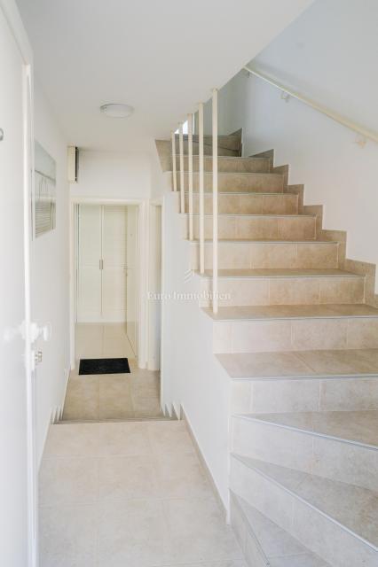 Crikvenica - hiša s 4 apartmaji in pogledom na morje