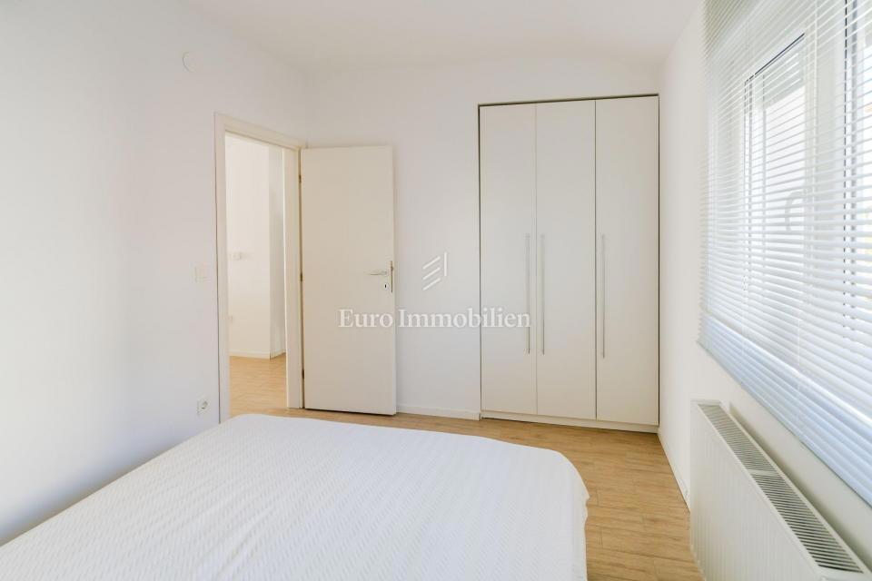 Crikvenica - hiša s 4 apartmaji in pogledom na morje