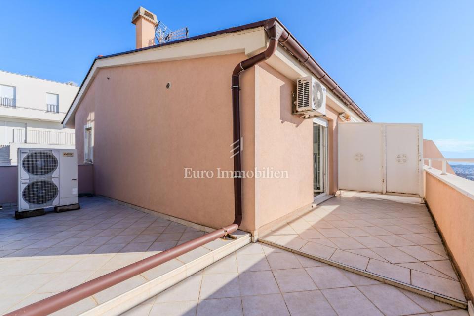 Crikvenica - hiša s 4 apartmaji in pogledom na morje