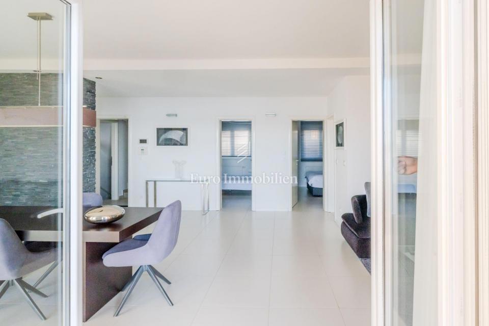 Crikvenica - hiša s 4 apartmaji in pogledom na morje