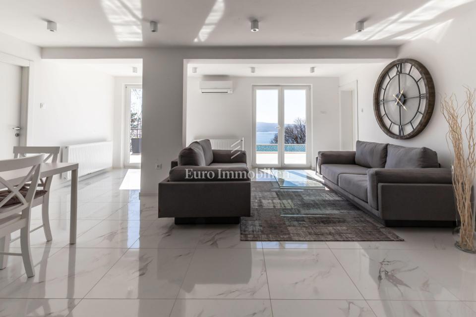 Crikvenica - hiša s 4 apartmaji in pogledom na morje