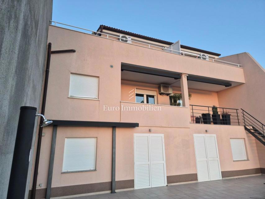 Crikvenica - hiša s 4 apartmaji in pogledom na morje