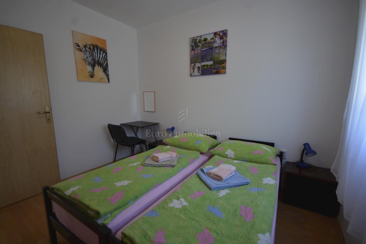 Lijepa samostojeća kuća s velikom uređenom okućnicom, mirna lokacija!