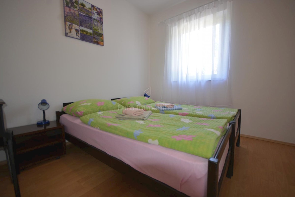 Lijepa samostojeća kuća s velikom uređenom okućnicom, mirna lokacija!
