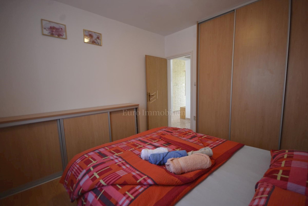 Lijepa samostojeća kuća s velikom uređenom okućnicom, mirna lokacija!