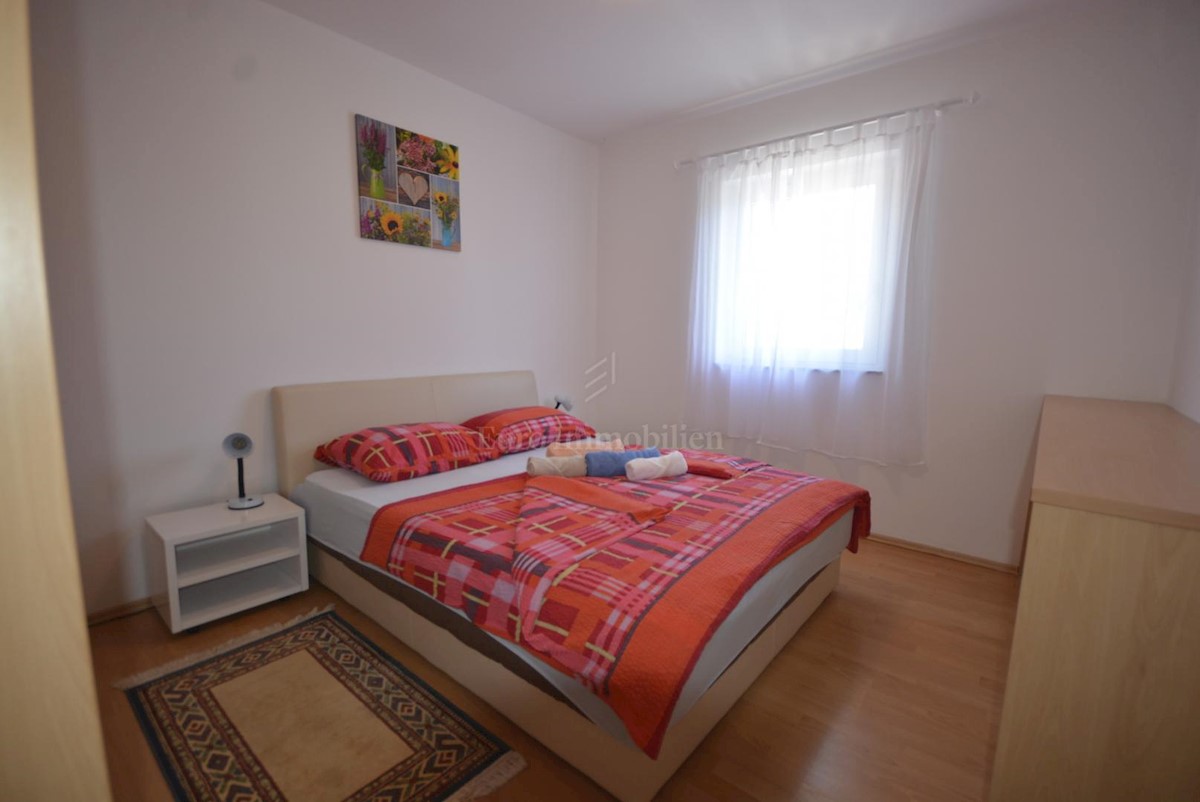 Lijepa samostojeća kuća s velikom uređenom okućnicom, mirna lokacija!