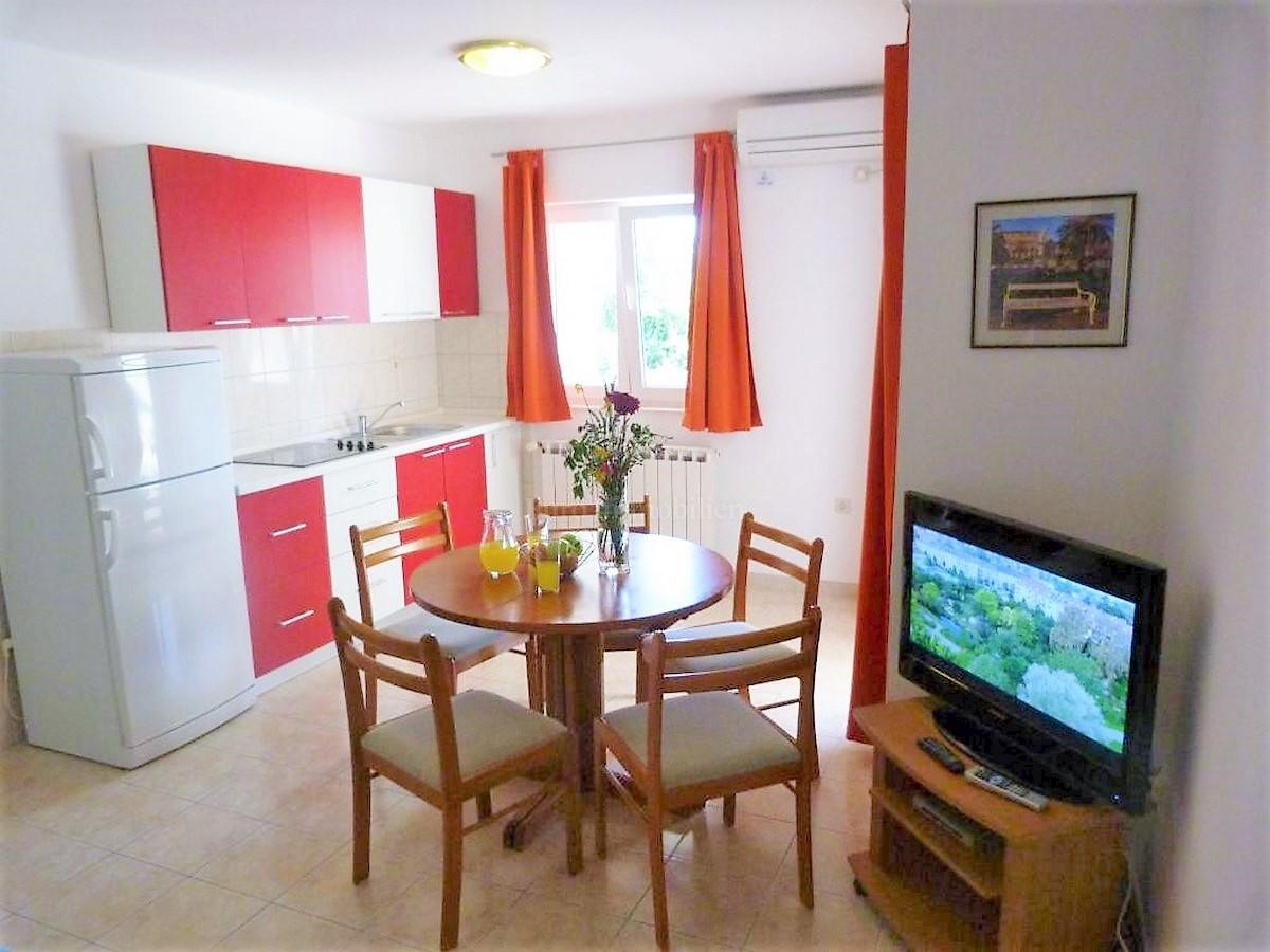 Velika apartmajska hiša v neposredni bližini plaže