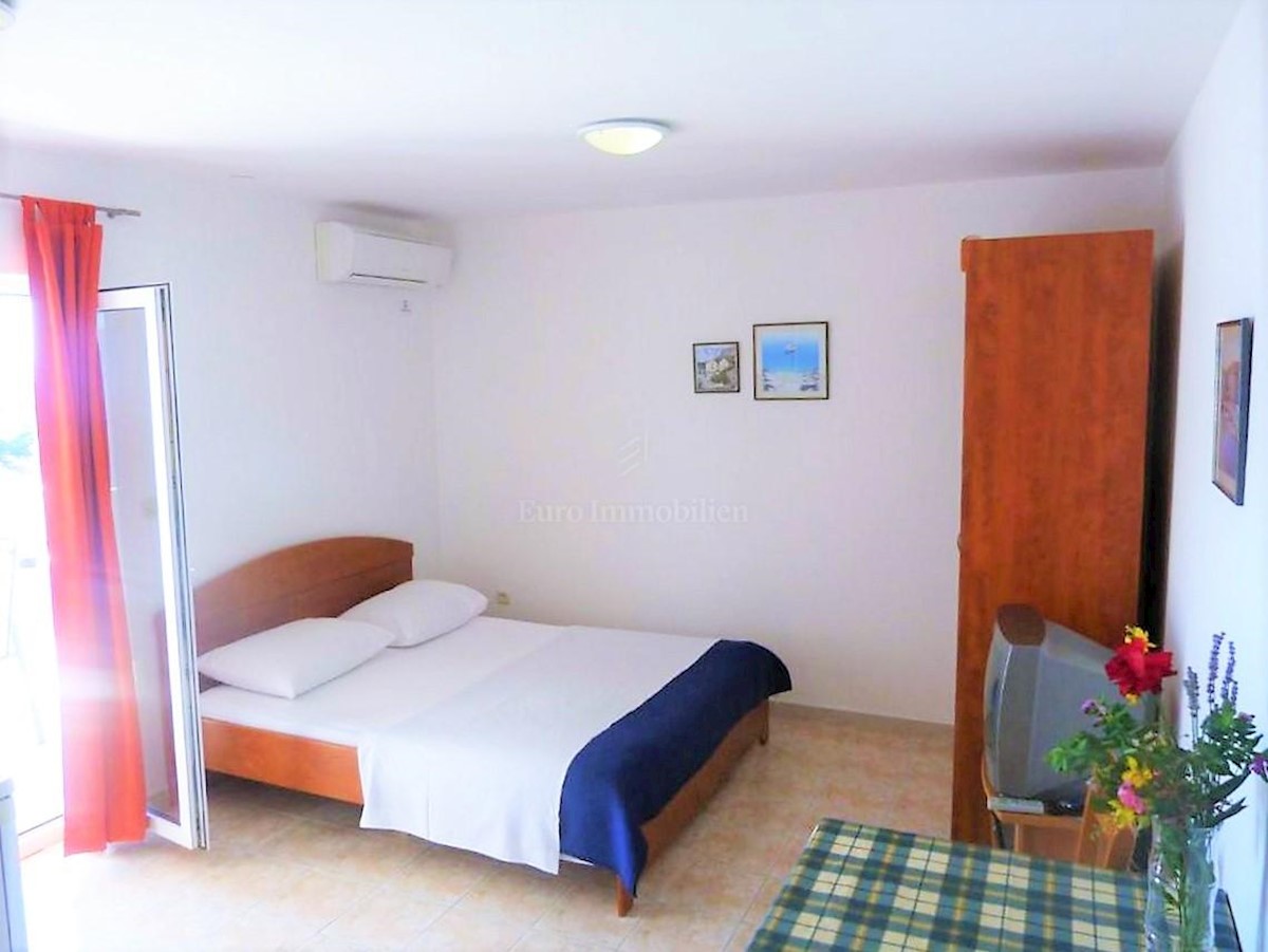 Velika apartmajska hiša v neposredni bližini plaže