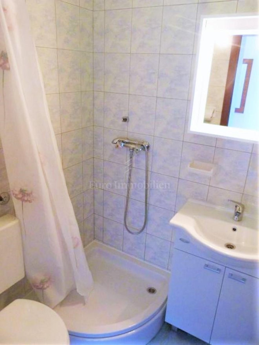 Velika apartmajska hiša v neposredni bližini plaže