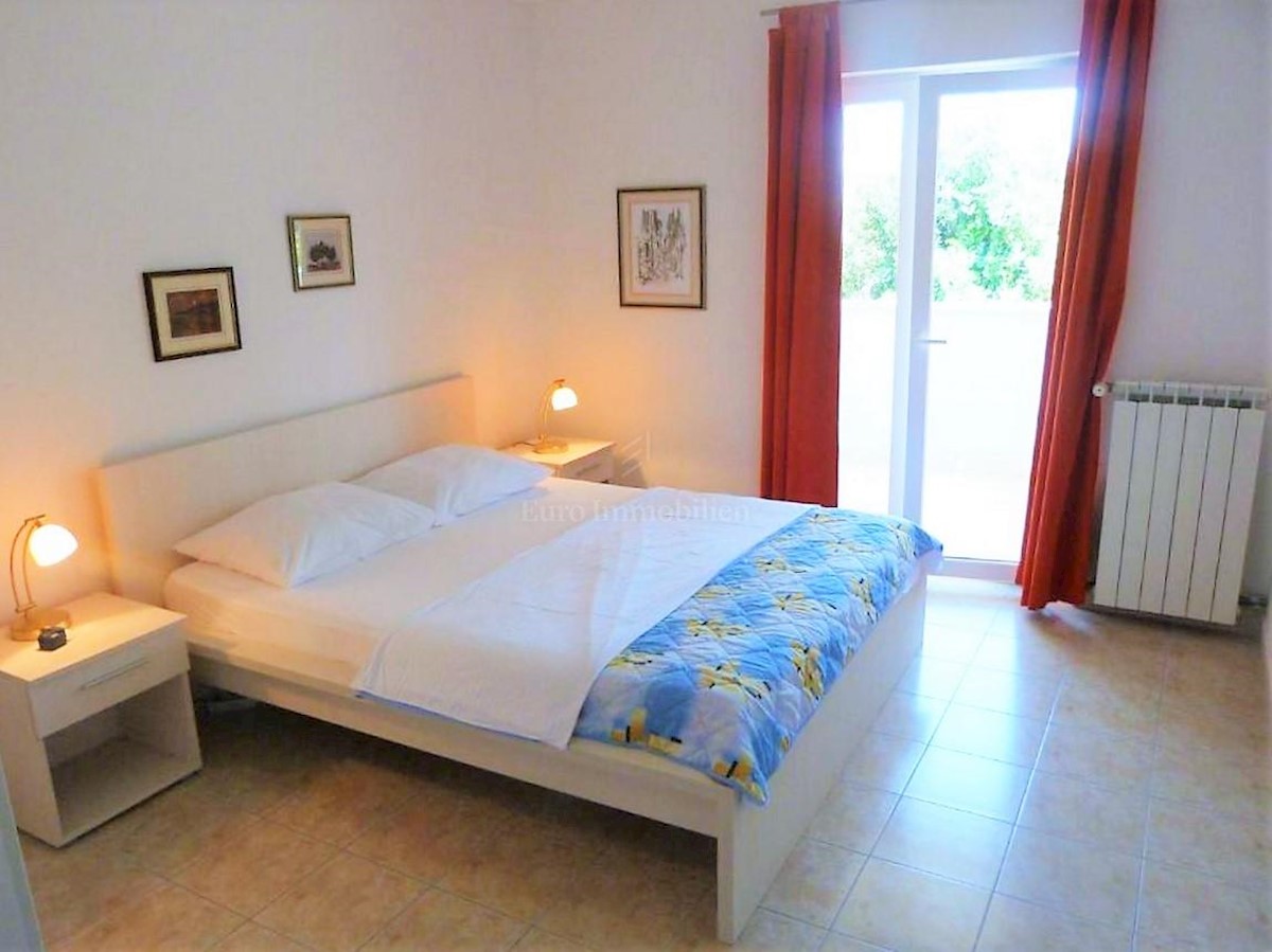 Velika apartmajska hiša v neposredni bližini plaže