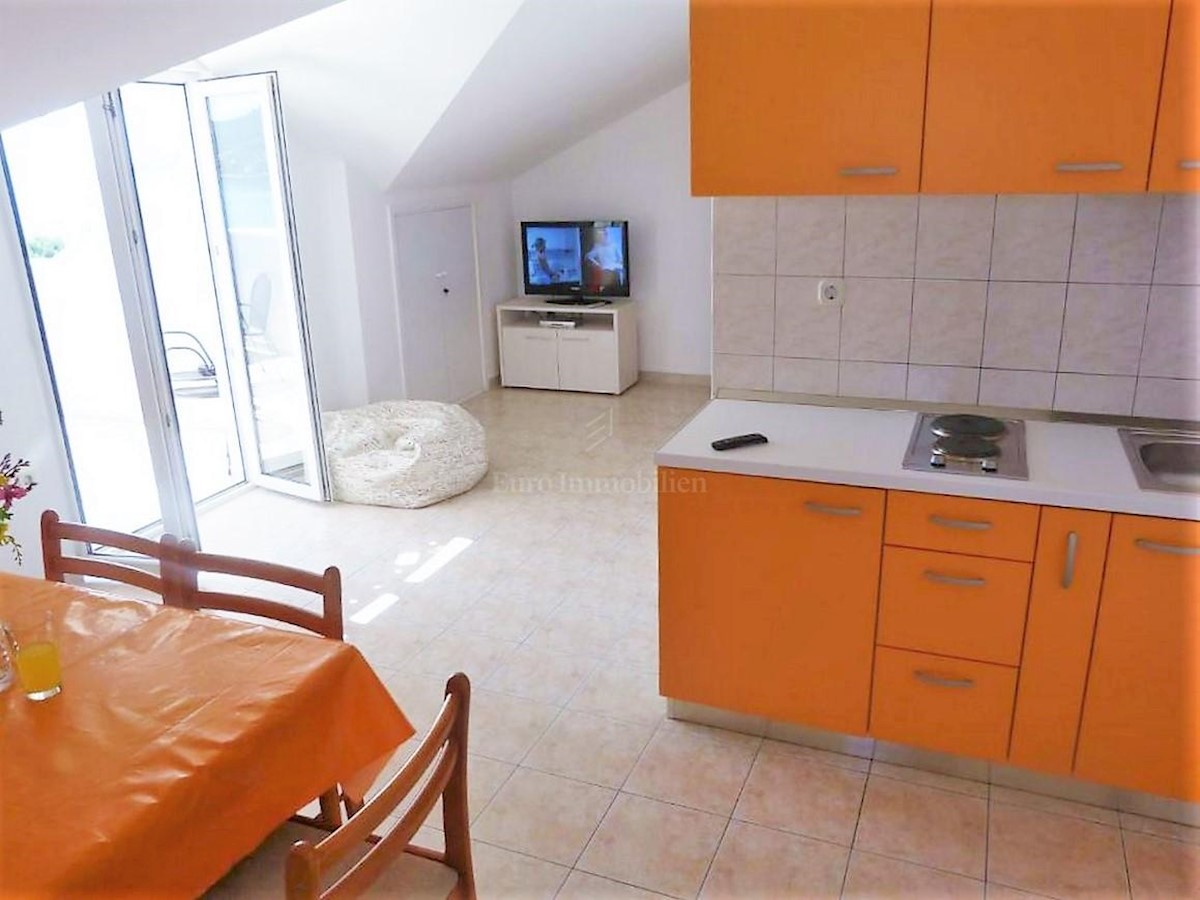 Velika apartmajska hiša v neposredni bližini plaže