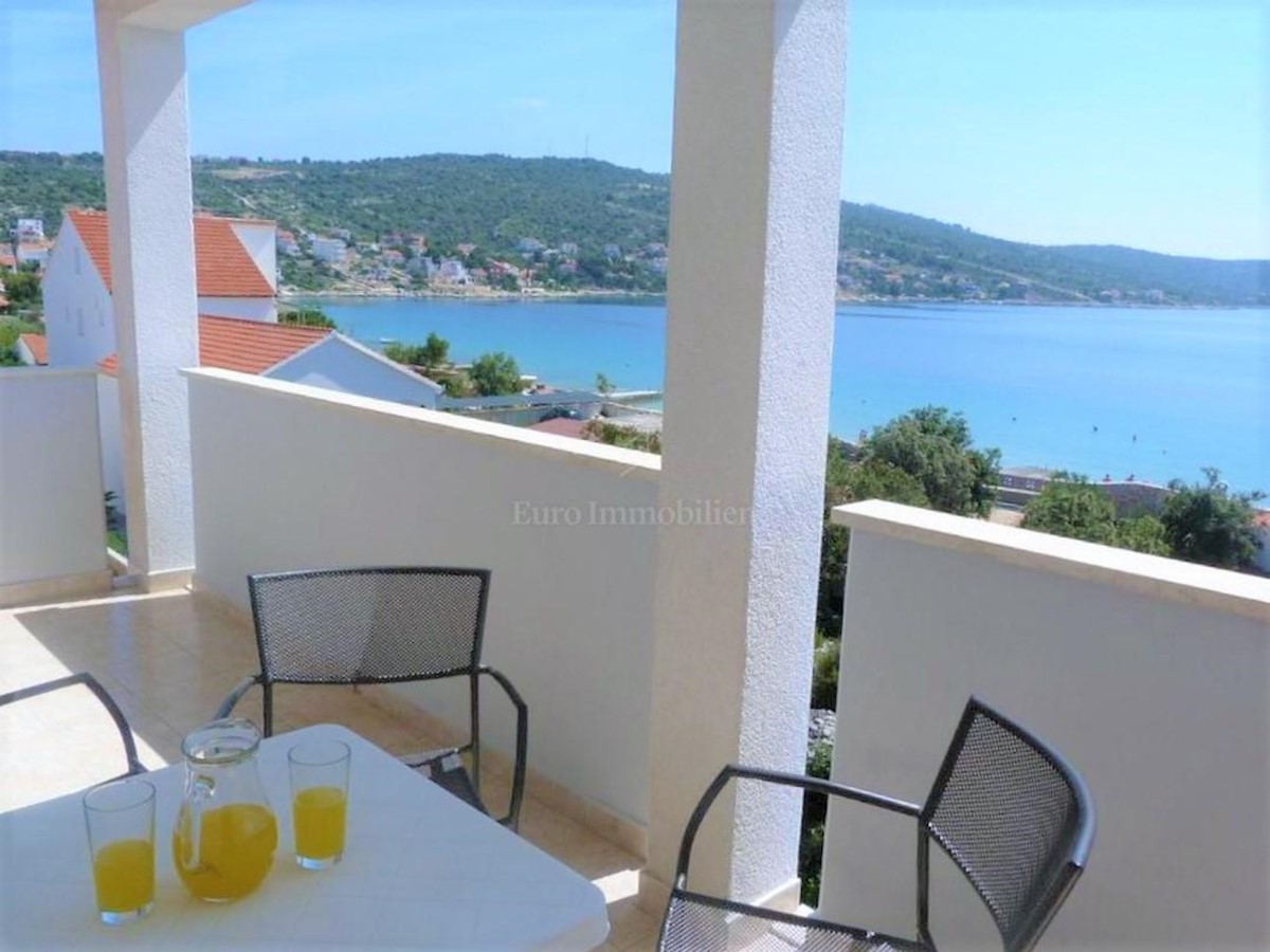 Velika apartmajska hiša v neposredni bližini plaže