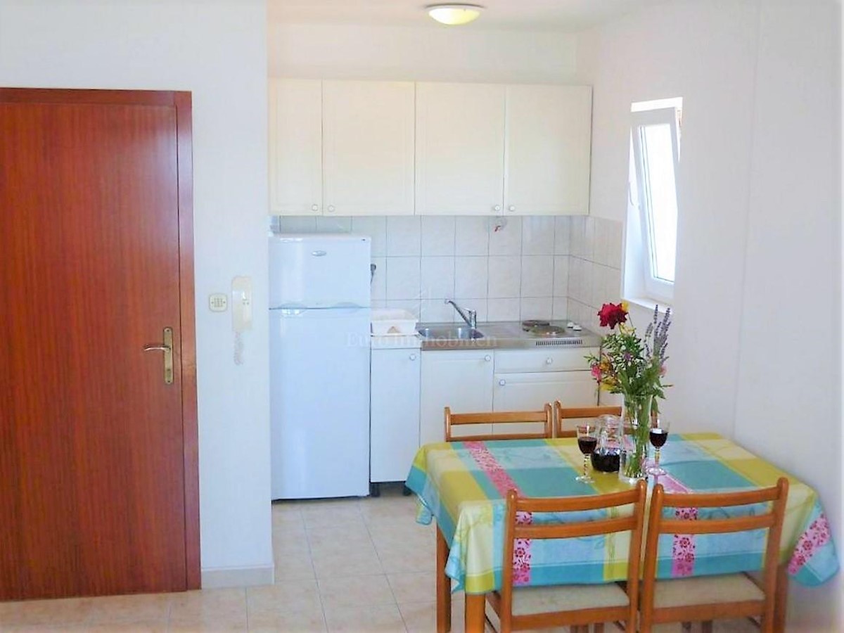 Velika apartmajska hiša v neposredni bližini plaže