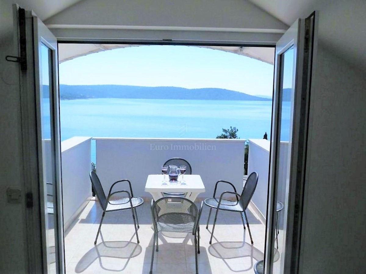 Velika apartmajska hiša v neposredni bližini plaže