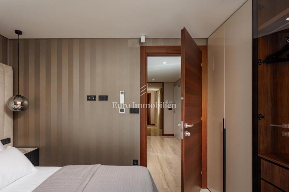 Luksuzni penthouse z bazenom in pogledom na morje