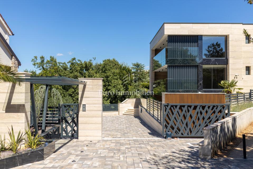 Luksuzni penthouse z bazenom in pogledom na morje