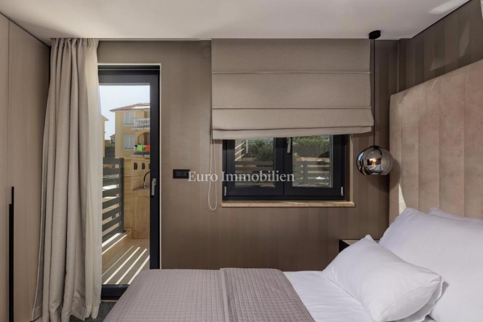 Luksuzni penthouse z bazenom in pogledom na morje
