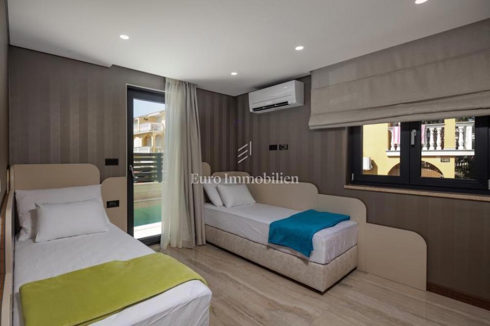 Luksuzni penthouse z bazenom in pogledom na morje