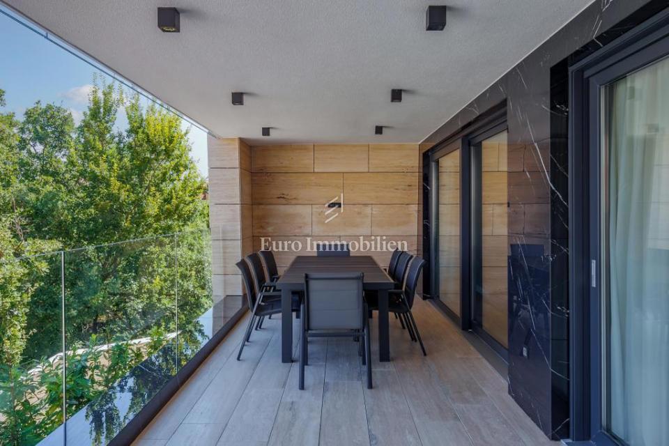 Luksuzni penthouse z bazenom in pogledom na morje