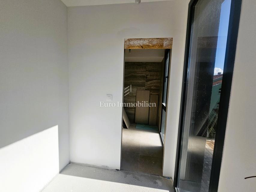 Novozgrajeno stanovanje s prostornim vrtom - mesto Krk