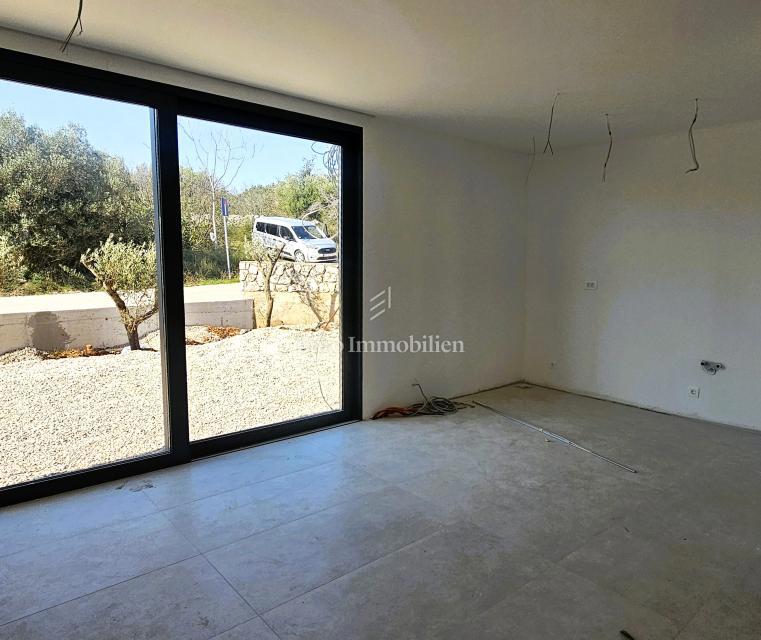 Novozgrajeno stanovanje s prostornim vrtom - mesto Krk