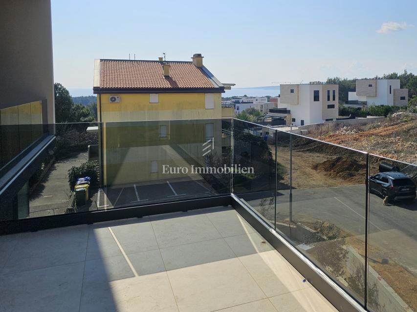 Novozgrajeno stanovanje s prostornim vrtom - mesto Krk